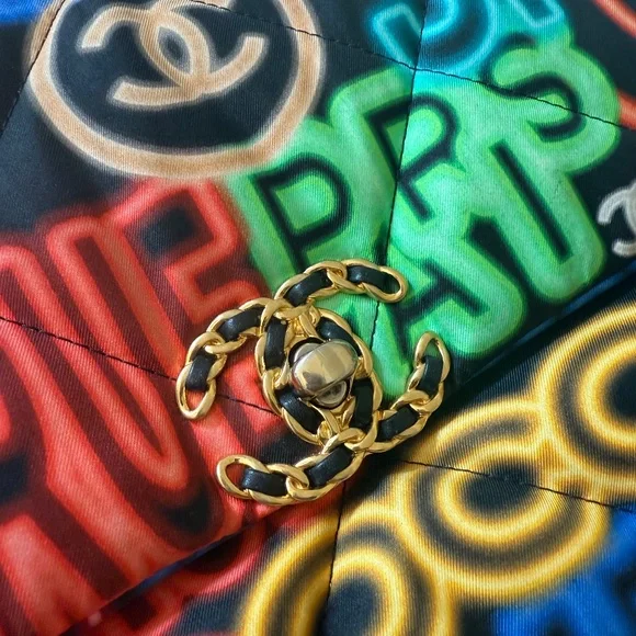 CHANEL 19 MEDIUM GRAFFITI FLAP BAG - Picture 9 of 9